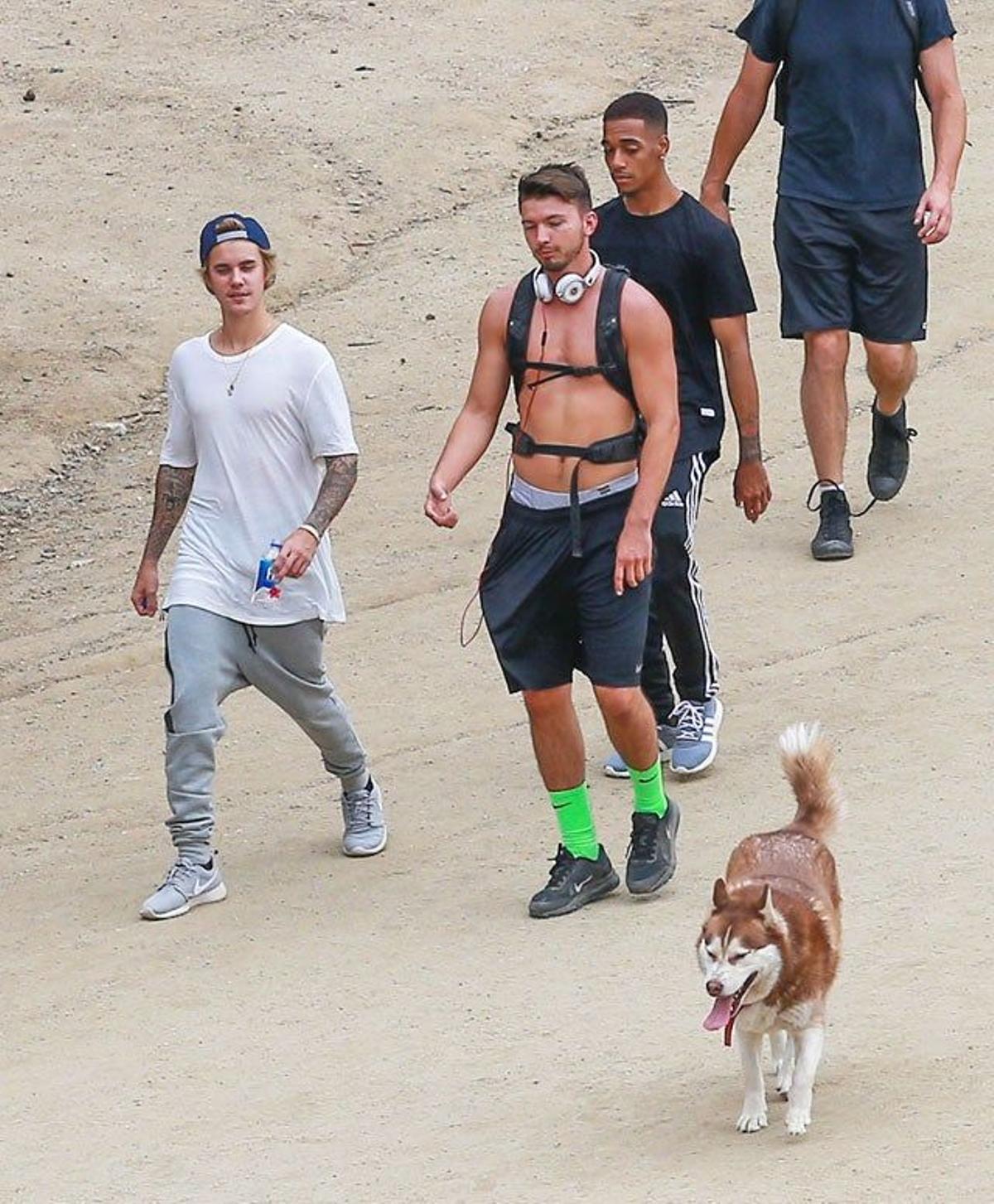 Justin Bieber con sus amigos y el perro de uno de ellos