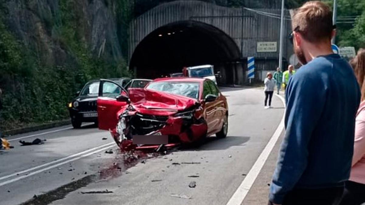 Uno de los vehículos implicado en el accidente tráfico de Sobrescobio.