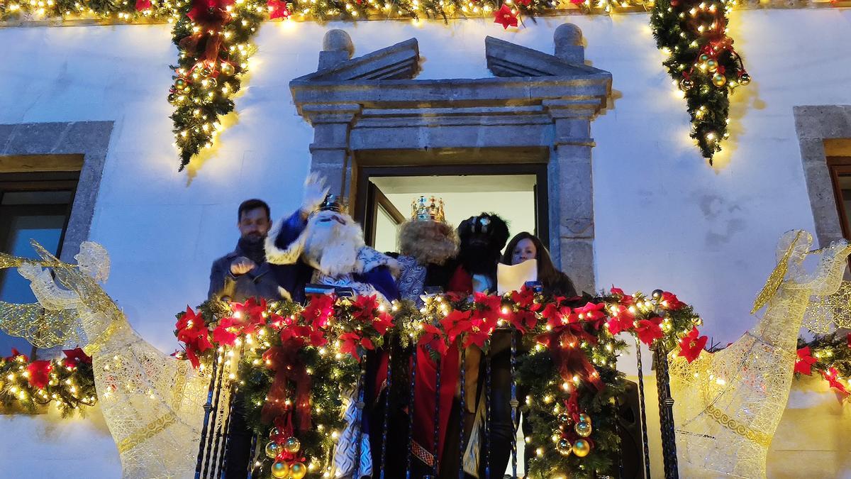 Los Reyes Magos saludan desde el balcón del Ayuntamiento de Poble Nou de Benitatxell.