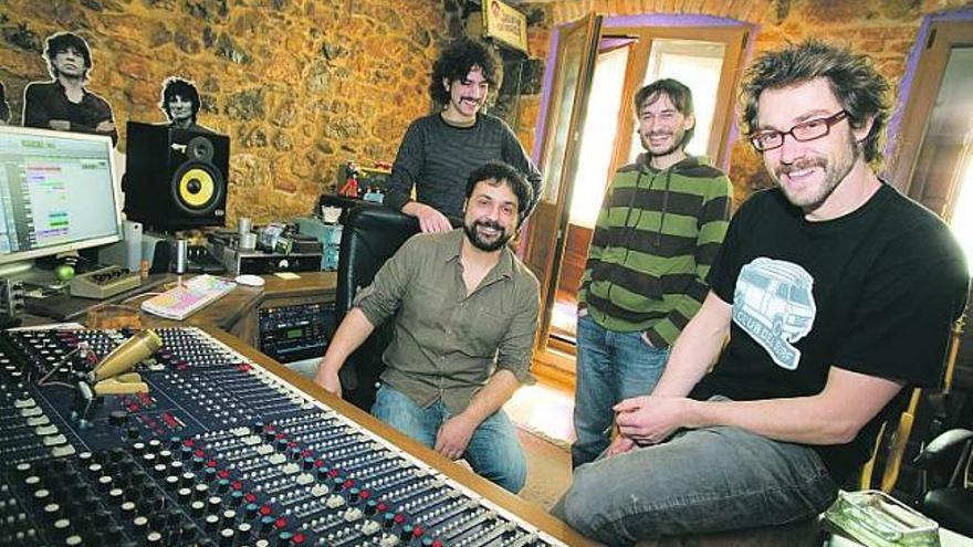De pie, Kike Sanchís (técnico de sonidos) y Diego Rojo; sentados, Miguel Herrero y Marcos Casal.