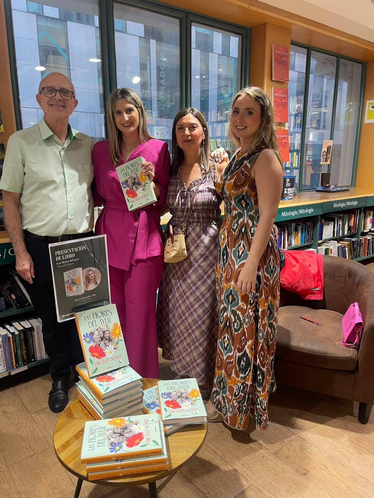 Virginia Bonet (segunda por la izquierda) en la presentación de su libro