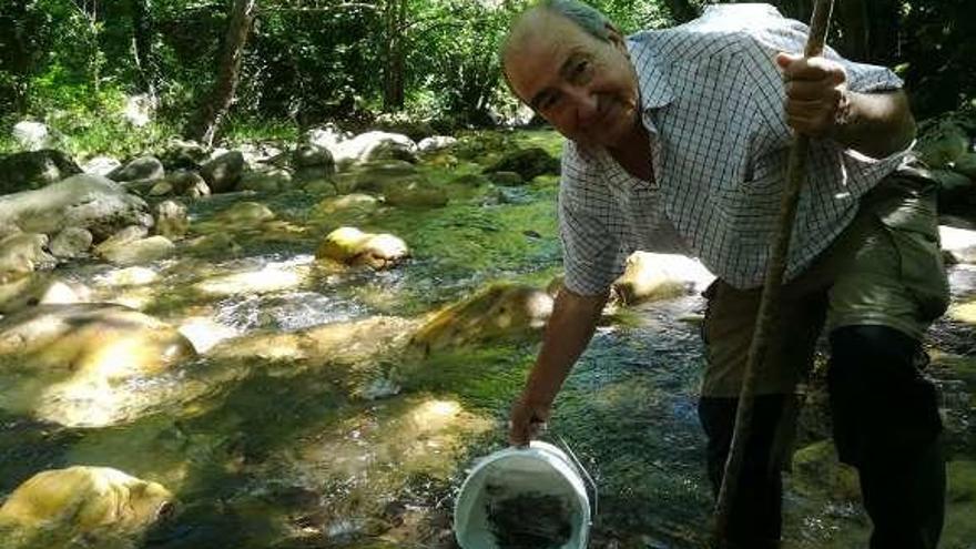 Gonzalo Rodríguez suelta alevines en el Pigüeña.