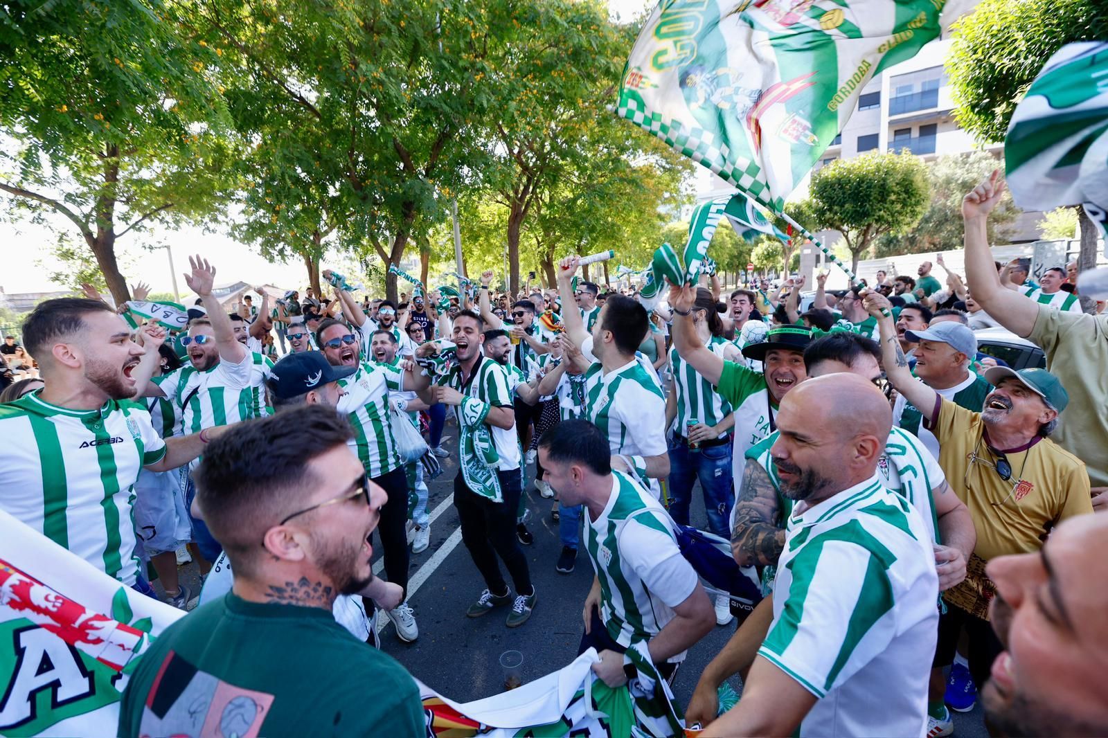 Barcelona Atlétic-Córdoba CF | El recibimiento al equipo de la afición cordobesista, en imágenes
