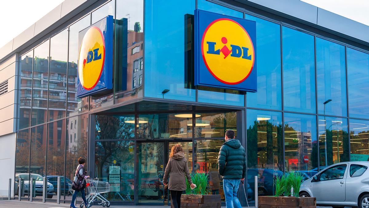 Mañana se esperan colas kilométricas en Lidl para conseguir el nuevo cepillo que recupera los jerséis viejos y los deja como el primer día sin necesidad de lavar