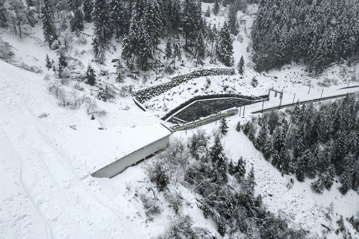 Una vista aérea del sitio donde un tren de pasajeros BLS descarriló en el túnel de Stockgalerie entre Goppenstein y Hohtenn, Suiza, el 16 de febrero de 2026.
