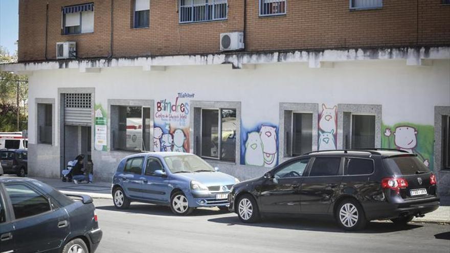 Los padres se movilizan contra el cierre de la guardería de Cruz Roja