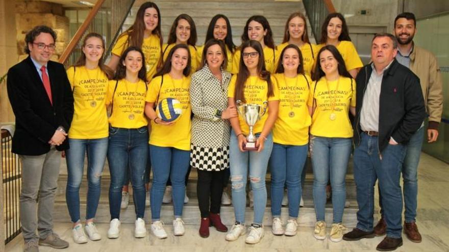 La alcaldesa reconoce el éxito del Adecor cadete de voleibol
