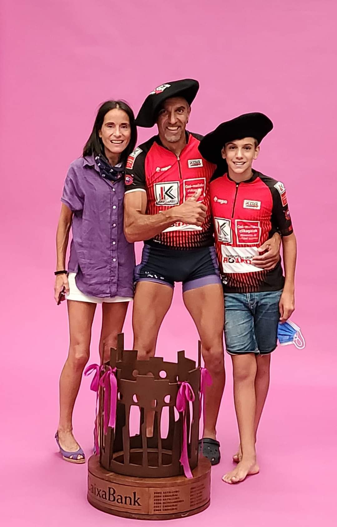 Rúa con su mujer Tatiana y su hijo Sergio posando con el título de la Liga Eusko Label.