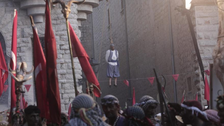 Firó de Sóller | Moros y cristianos se enfrentan en la batalla final en la plaza de la Constitución