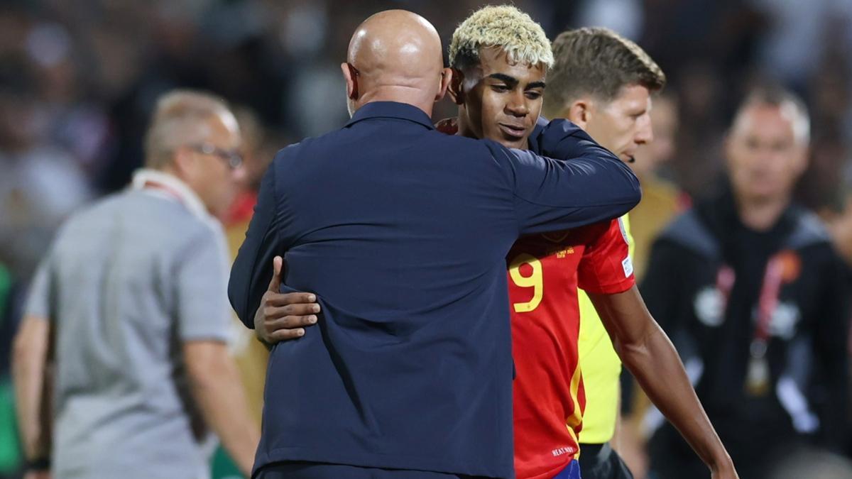 De la Fuente abraza a Lamine