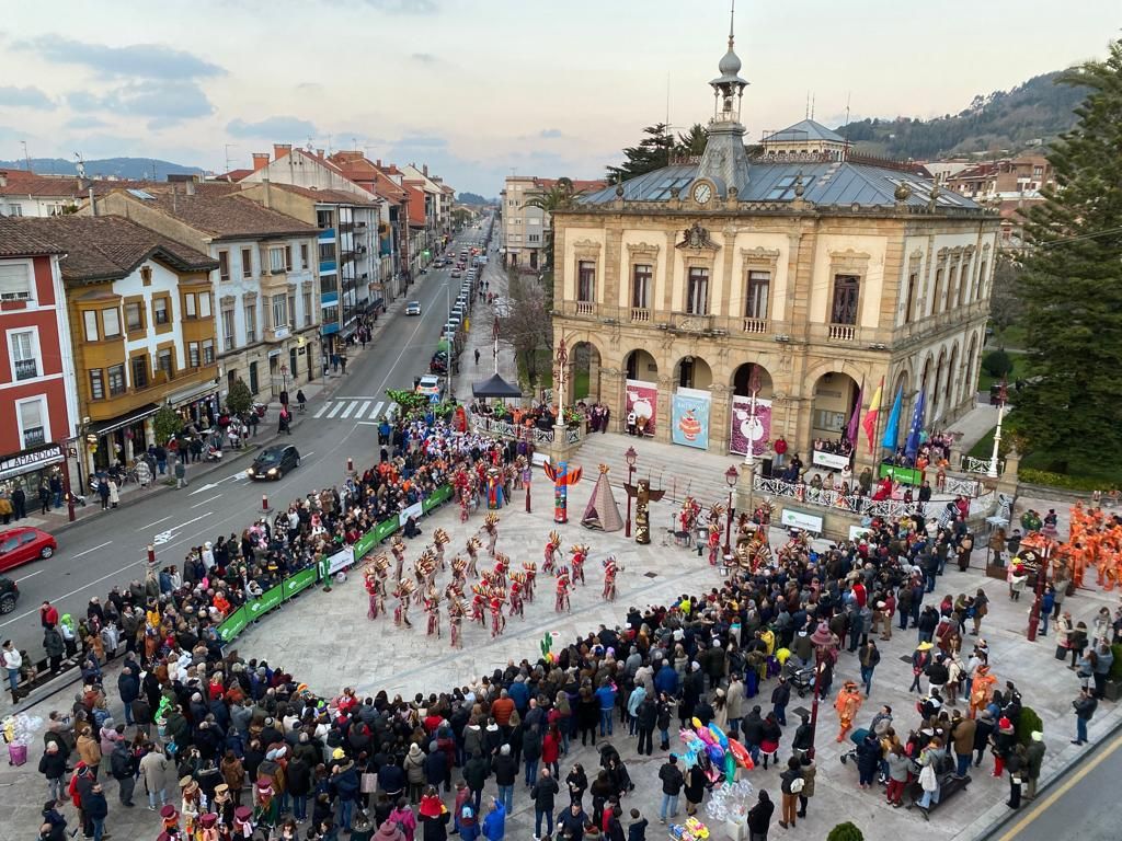 Villaviciosa pinta el mejor Carnaval: explosión de colorido en la cita más multitudinaria de los últimos años