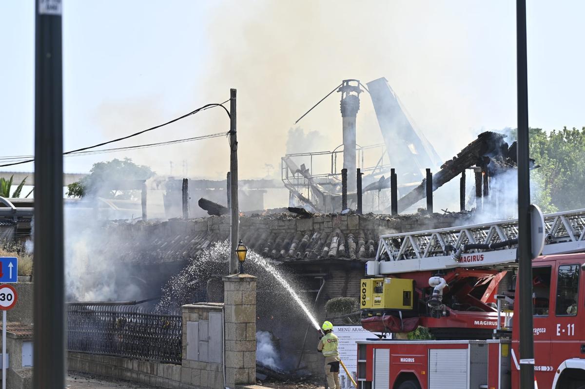 En imágenes | Un incendio calcina el restaurante La Junquera de Zaragoza