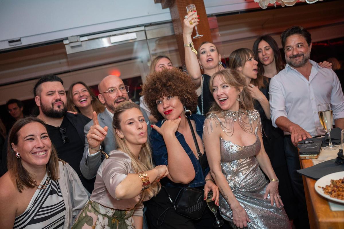 Desiree Vila Carpantis, Eva Soriano, Helher Escribano, Maria Gomez , Enrique Arce y otros invitados durante la fiesta en Nassau Beach Club