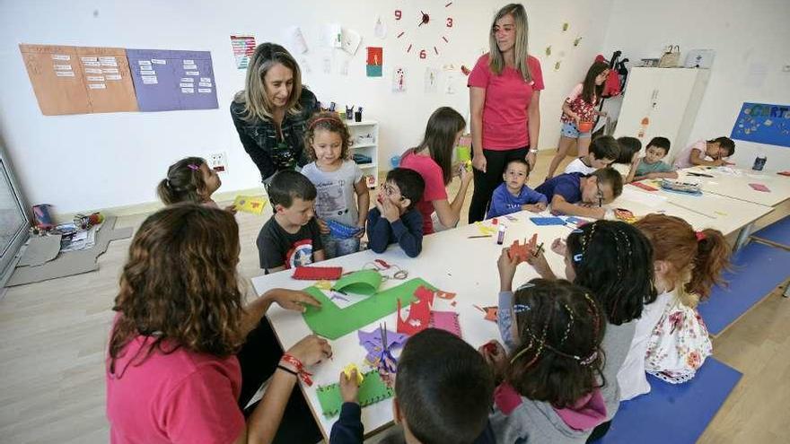 La edil Amalia Goldar, junto a educadoras y los niños en Espazo Concilia. // Bernabé/Cris M. V.