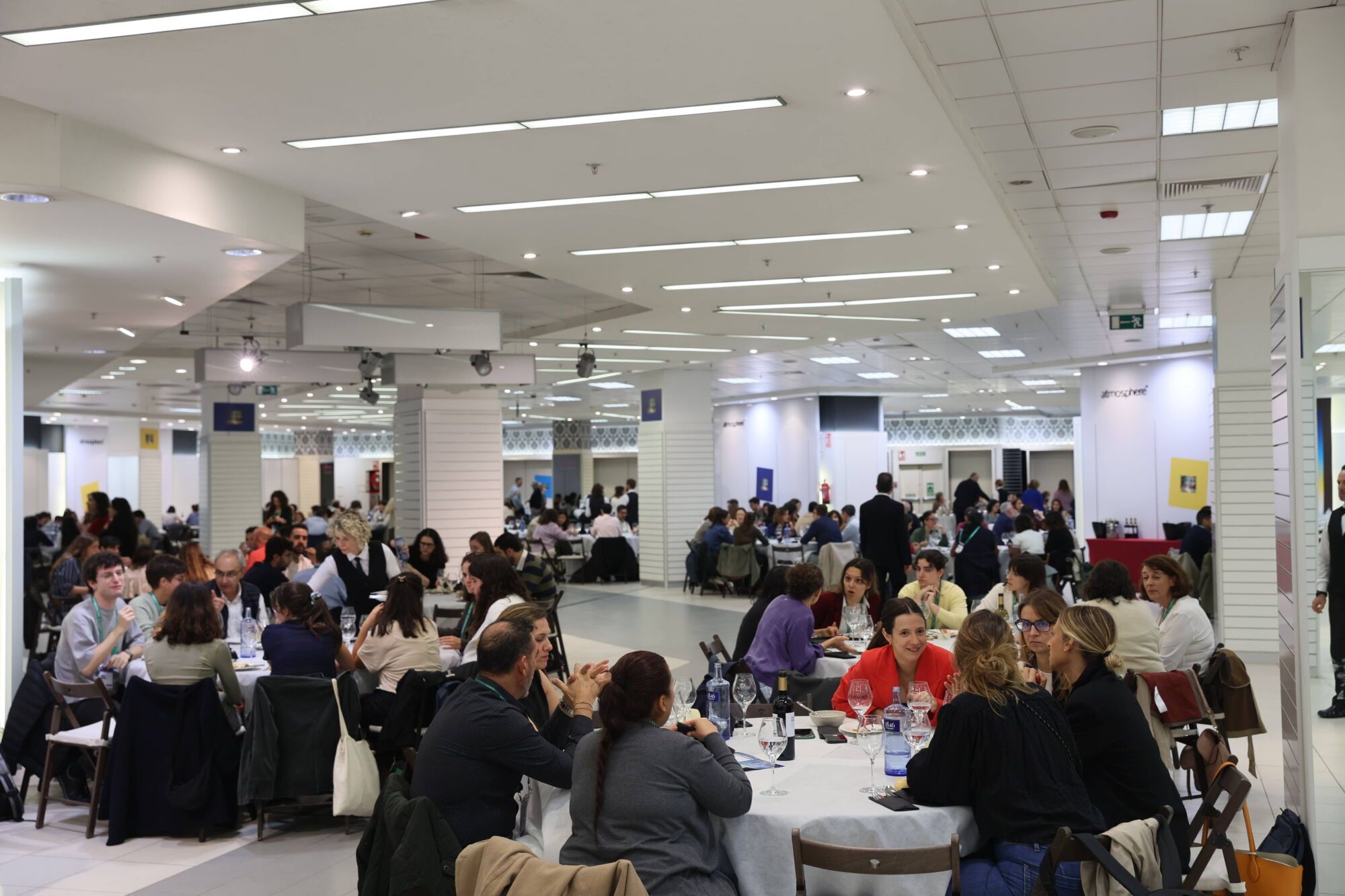 El centro comercial del Calatrava vuelve a abrir sus puertas (por unos días) para dar de comer a más de ochocientos congresistas en Oviedo