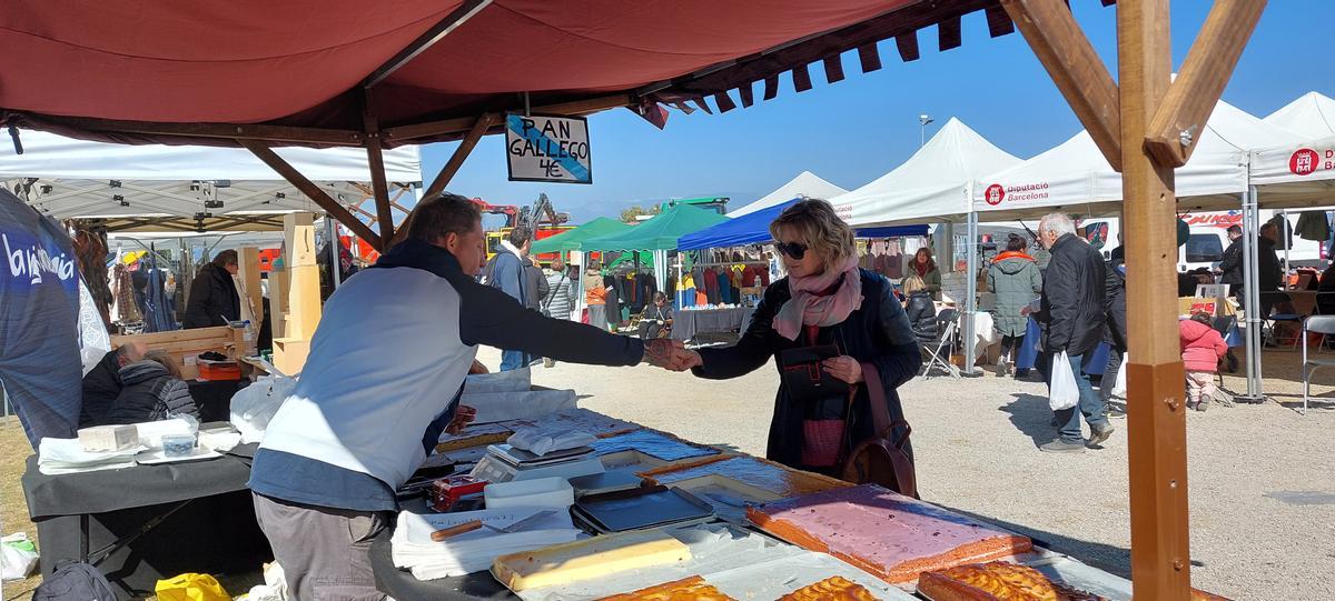 Un de les parades de la Fira de Serrateix dedicada a l'agricultura, l'artesania i l'alimentació