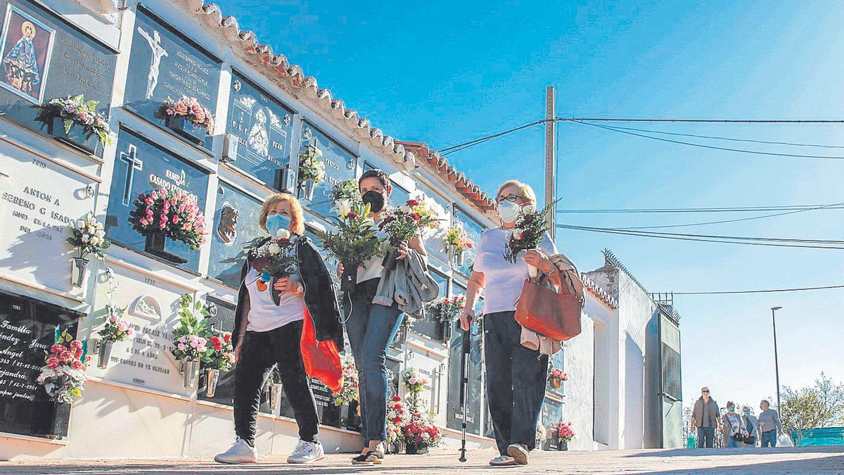 Tres mujeres en el cementerio, próximas a su acceso principal, en una fotografía de archivo.