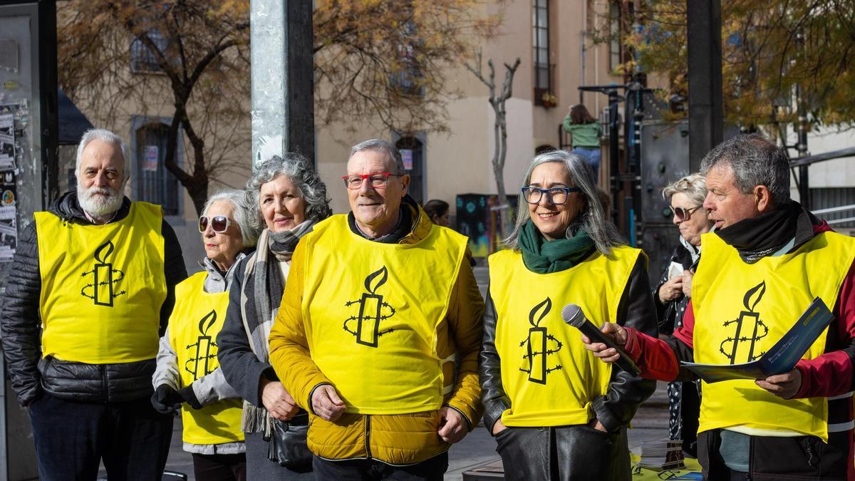 Lectura de la Declaración Universal de los Derechos Humanos por parte de activistas de Amnistía Internacional