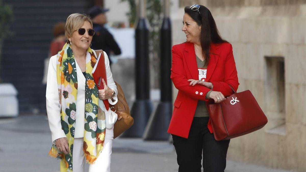 Llegada de Barceló al Palau de la Generalitat esta mañana, junto a su jefa de gabinete.