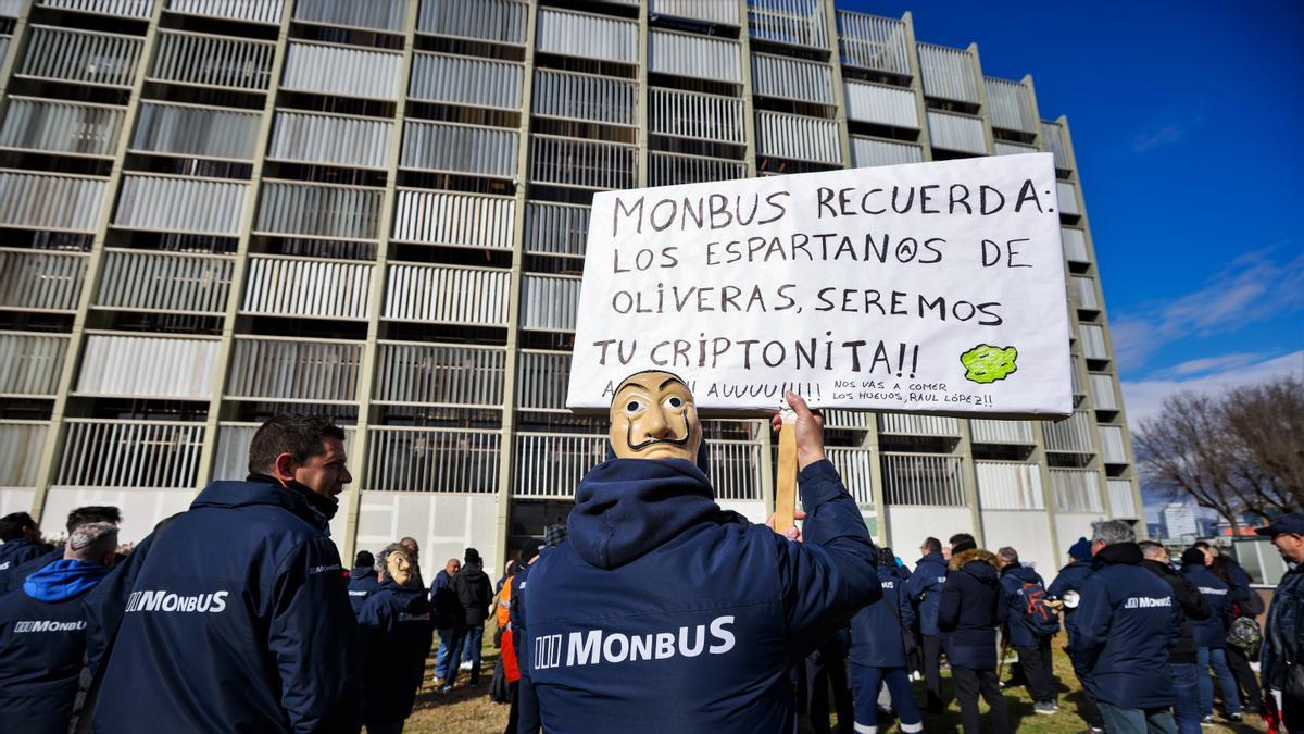 Conductores de autobús de Monbús/Julià se manifiestan frente al Àrea Metropolitana de Barcelona.