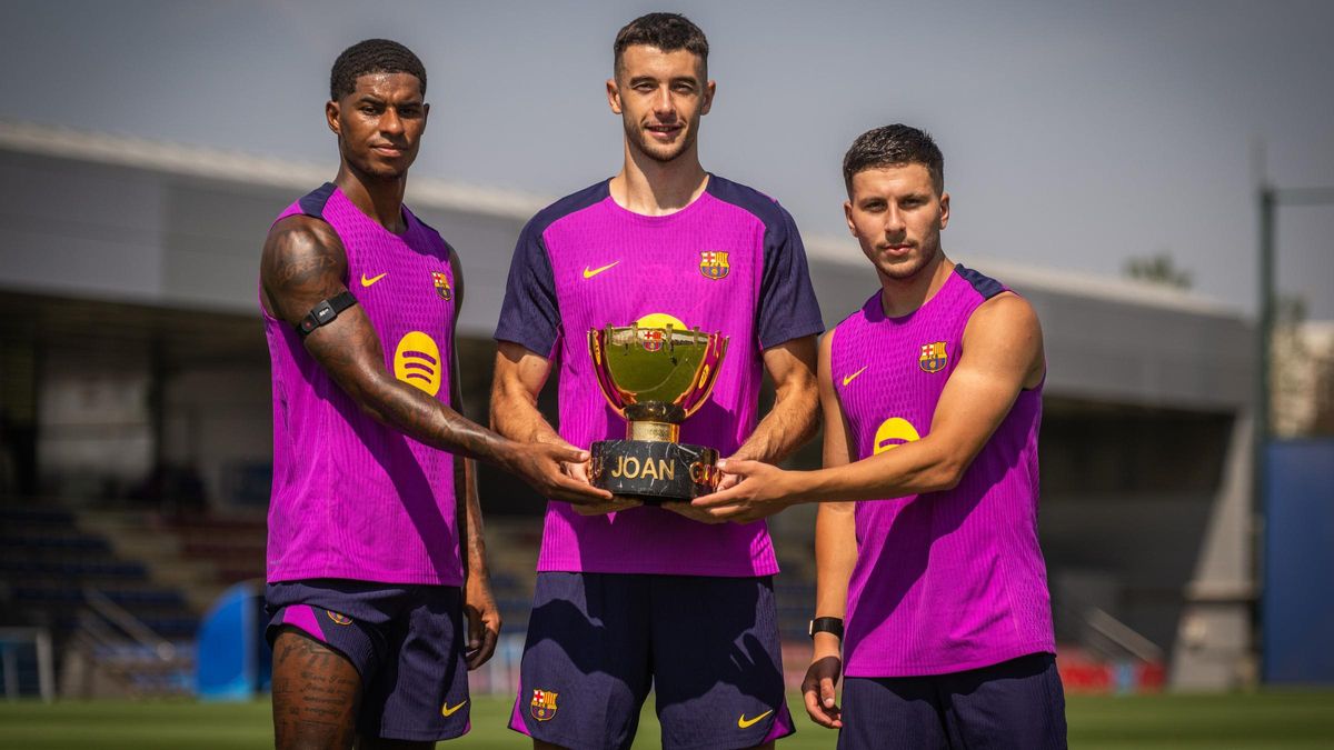 Marcus Rashford, Joan Garcia y Roony Bardghji, los nuevos fichajes, posan con el trofeo Joan Gamper.