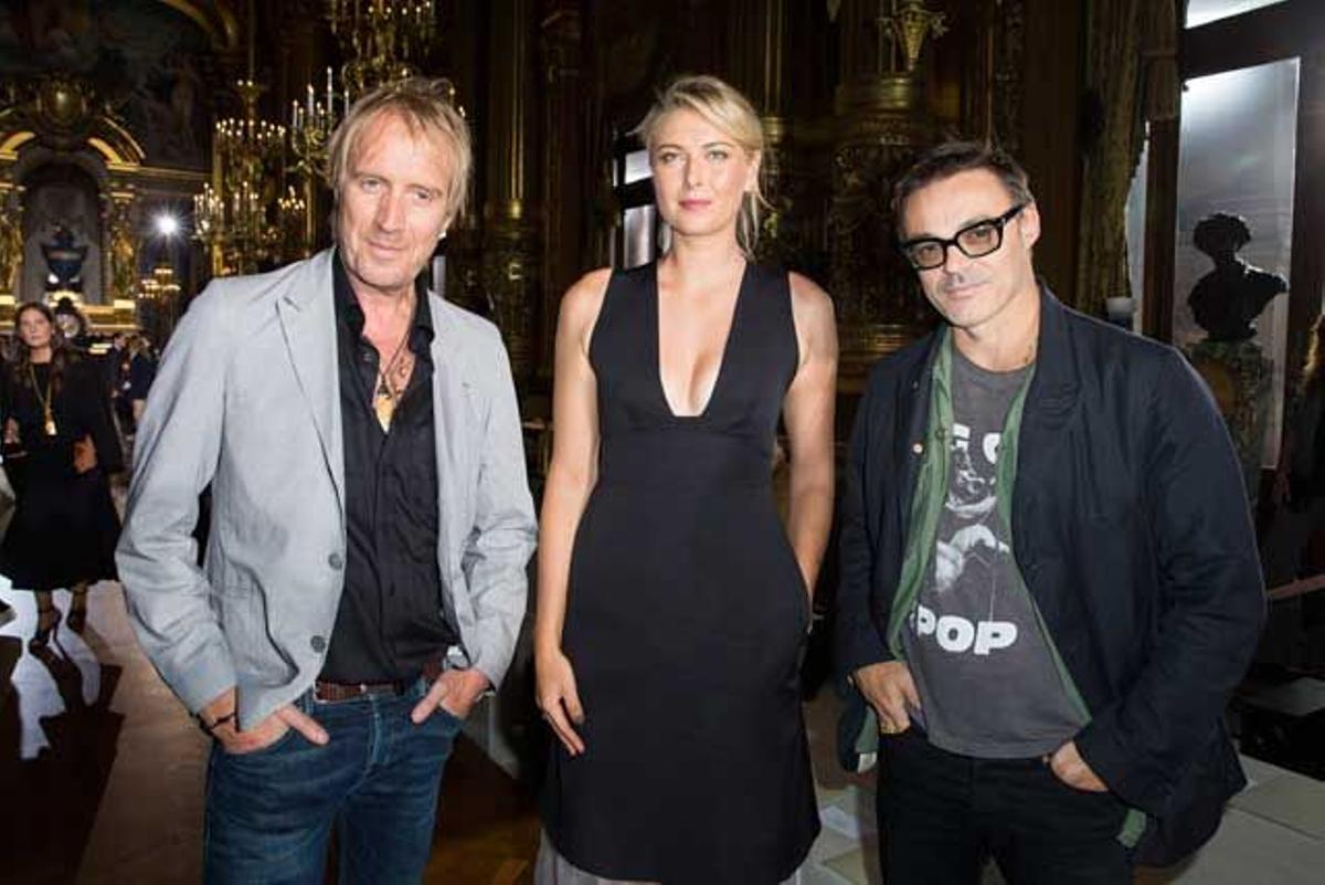 Rhys Ifans, Maria Sharapova y Mario Sorenti, en el desfile de Stella McCartney en la PFW.