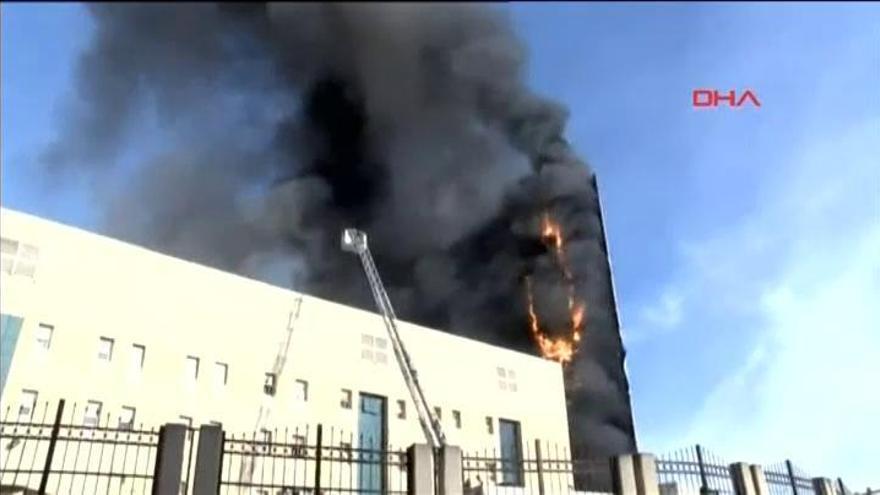 Impresionante incendio en un hospital de Estambul