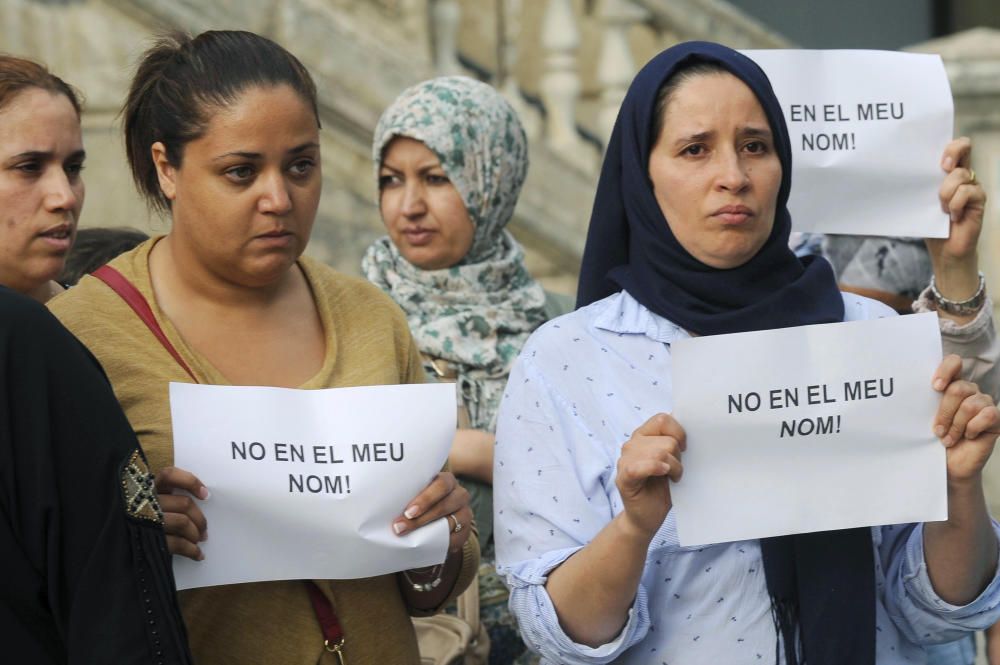 Concentració de la comunitat musulmana de Ripoll davant de l''Ajuntament en rebuig pels atacs terroristes