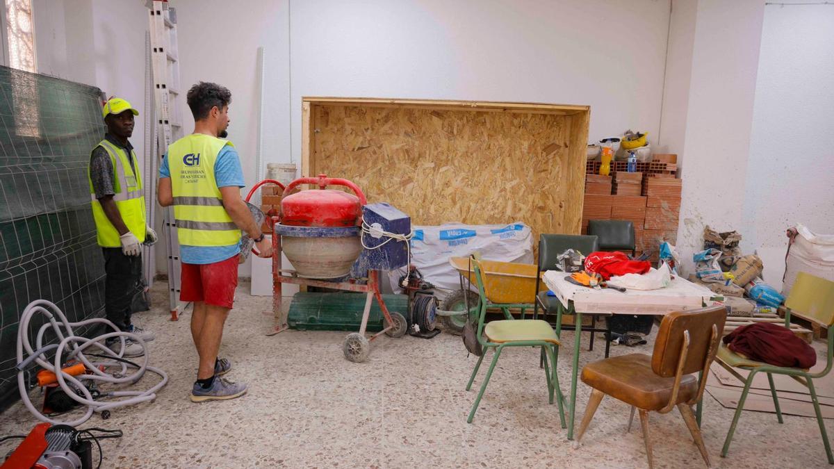 Dos obreros trabajan en la rehabilitación de la sede de la Real Sociedad Económica de Amigos del País de Cartagena