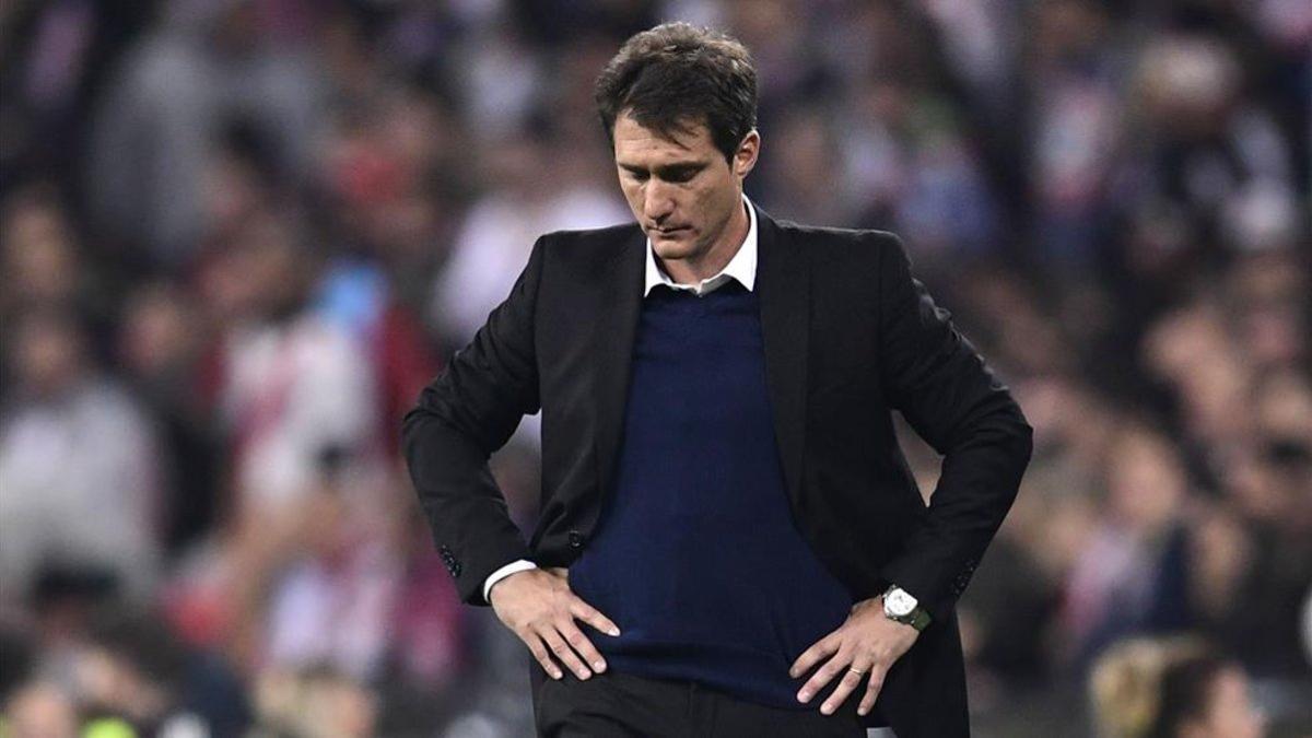 Un cabizbajo Barros Schelotto ante la derrota de su equipo