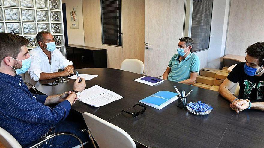 Representantes del colectivo Pedaladas se reunieron ayer con los portavoces del PP local.