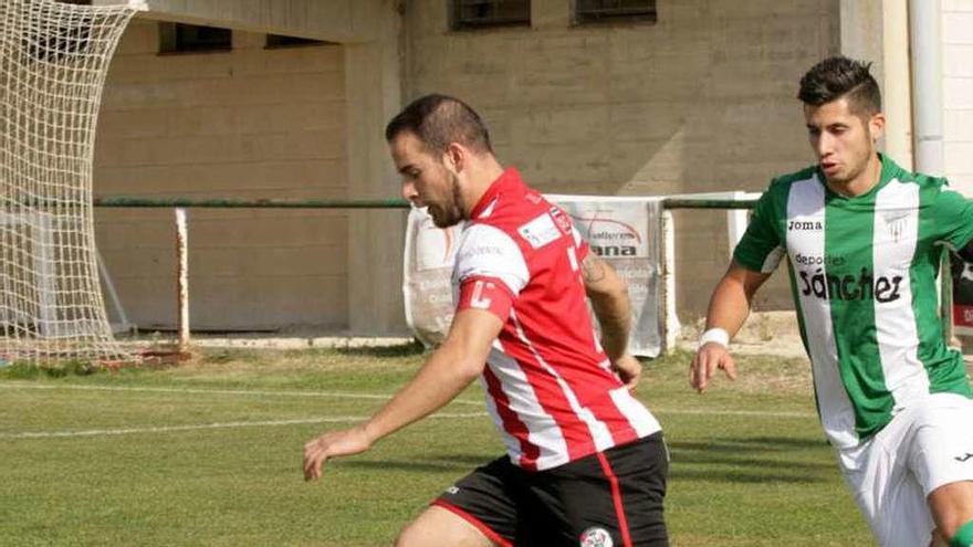 Iñaki conduce el balón ante un rival de la Cebrereña.