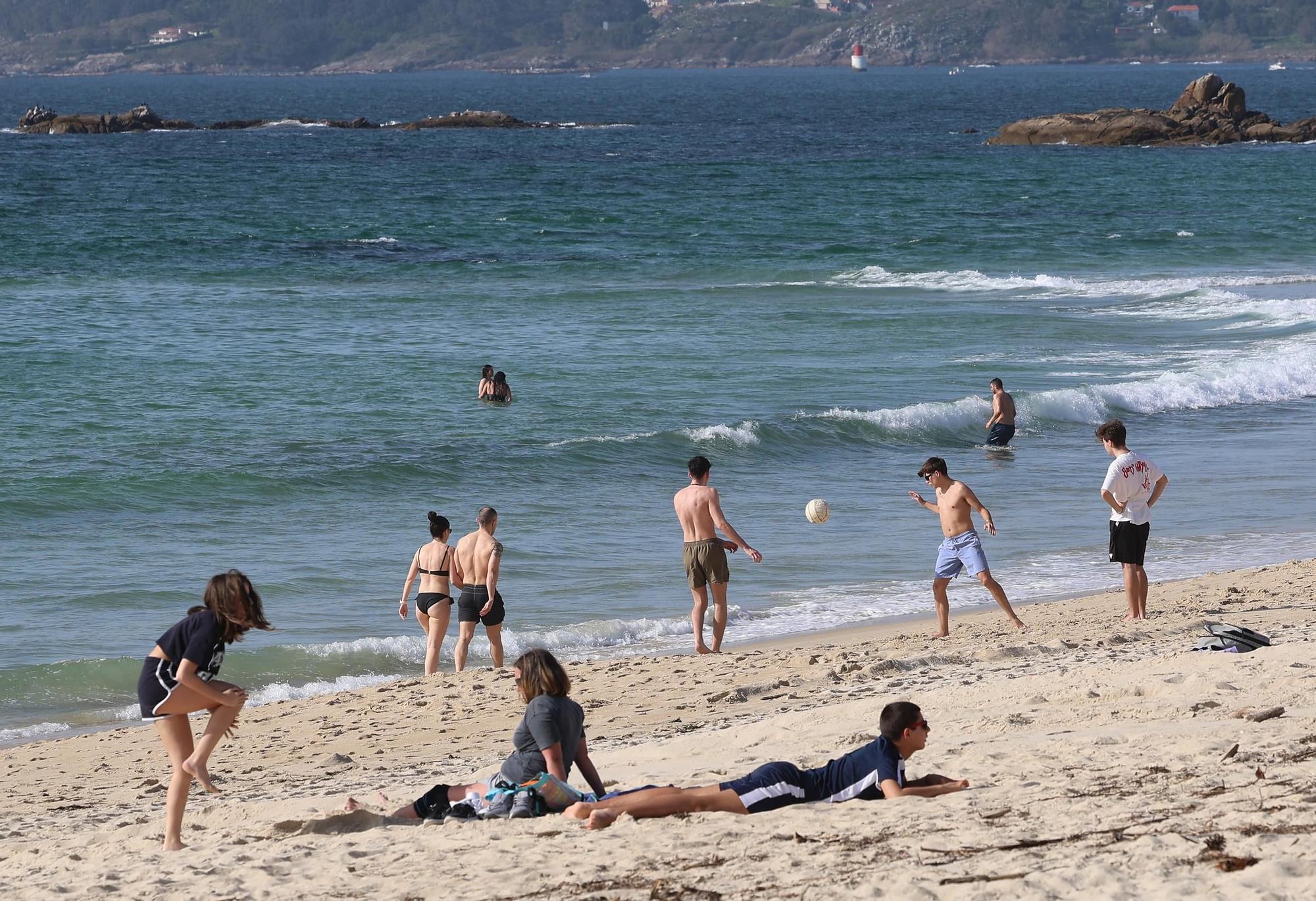 Vigo da la bienvenida a la primavera con un día de playa