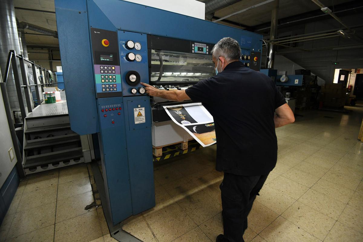 Un trabajador de Gráficas Anduriña trabajando en la impresión de un proyecto.