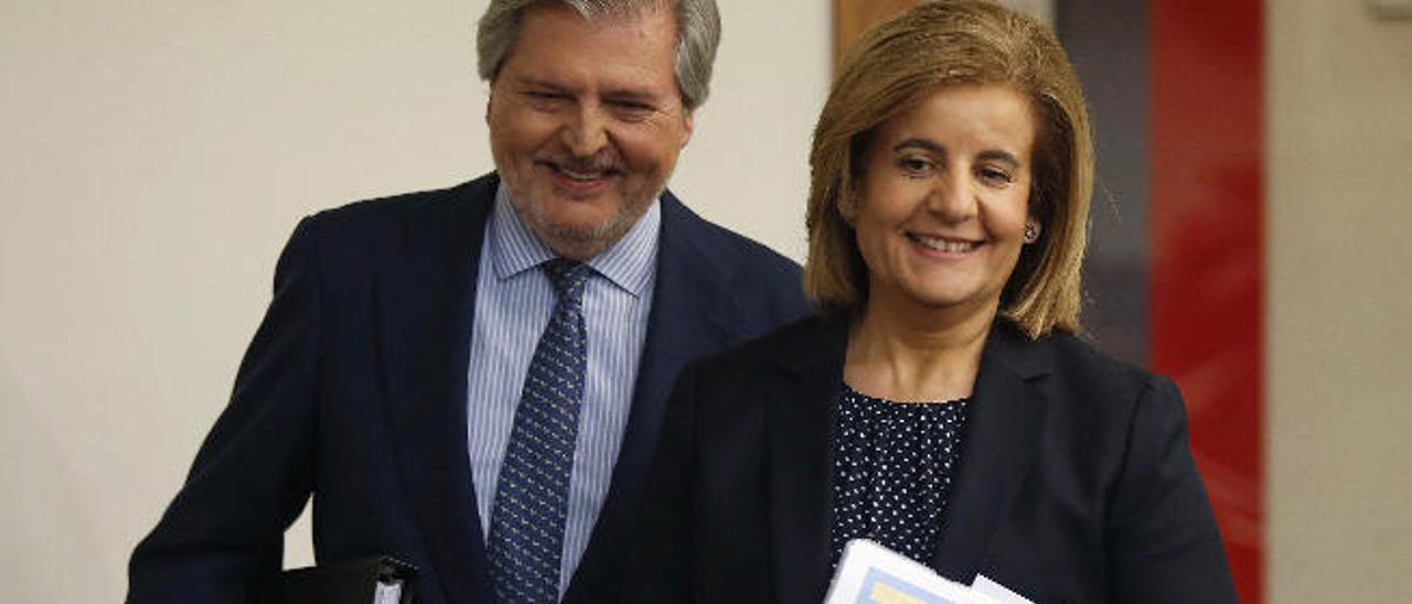 Fátima Báñez, junto al portavoz del Gobierno, Íñigo Méndez de Vigo, ayer.