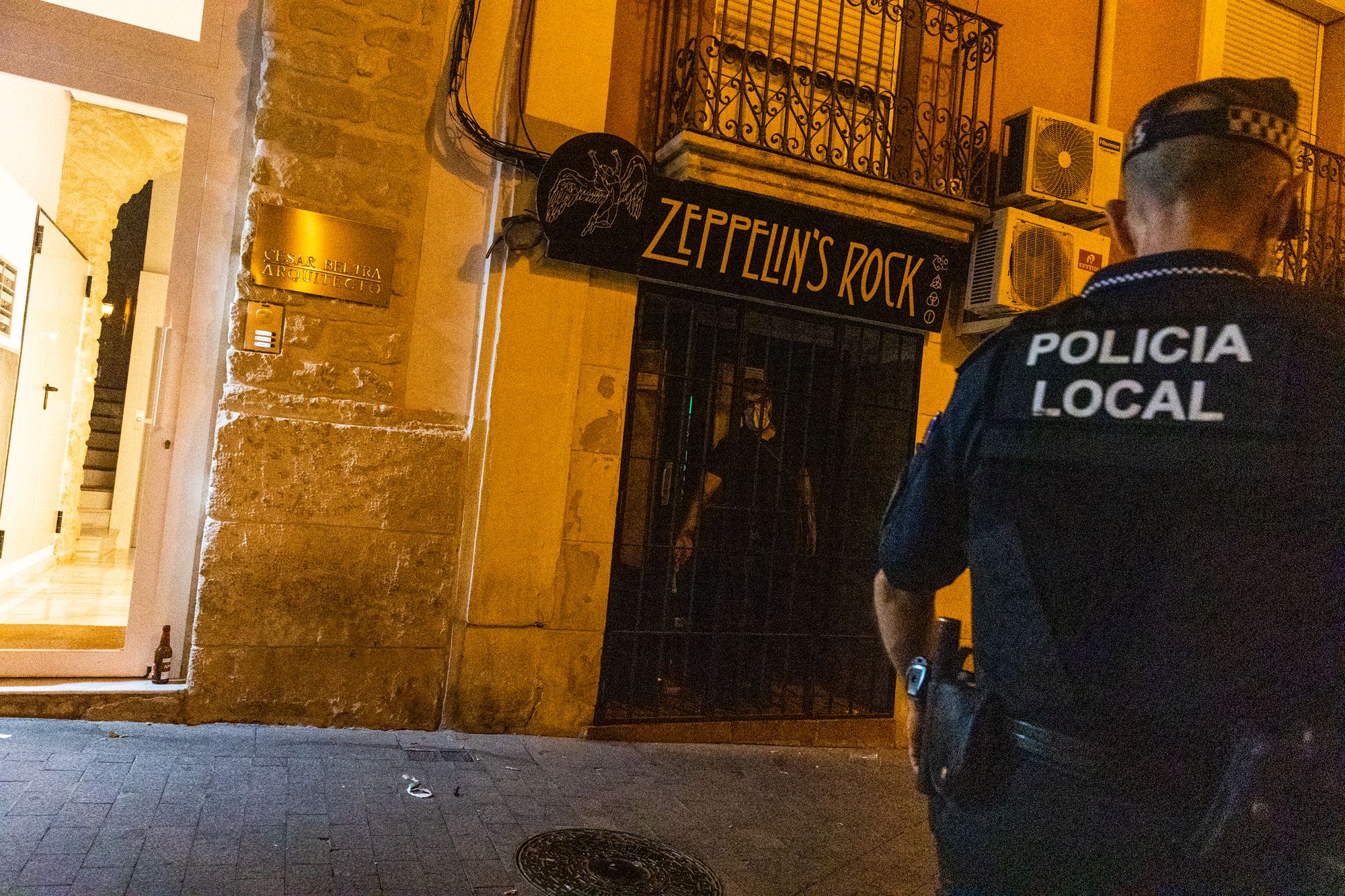 Máxima presión policial contra los botellones para frenar los contagios de covid en Alicante