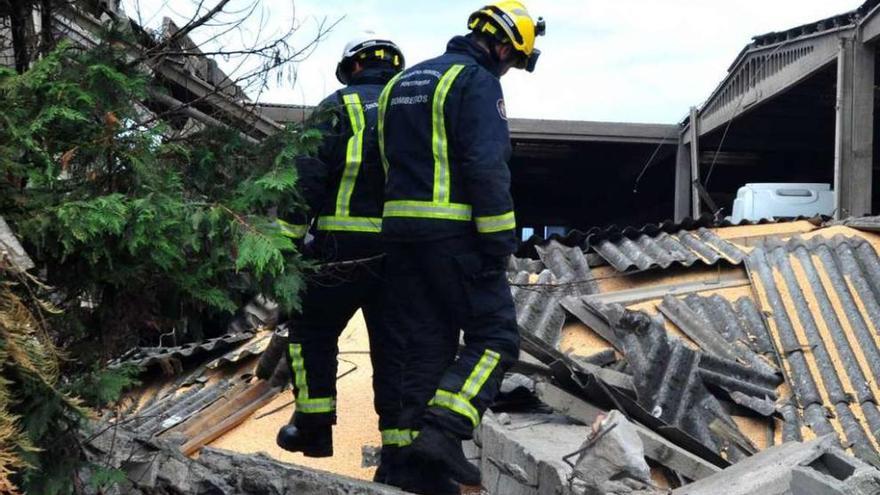 Bomberos del Consorcio Provincial, en un operativo. // Iñaki Abella