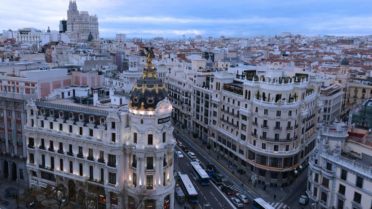 Edificio metropoli y la Gran Vía desde el Círculo de Bellas Artes.