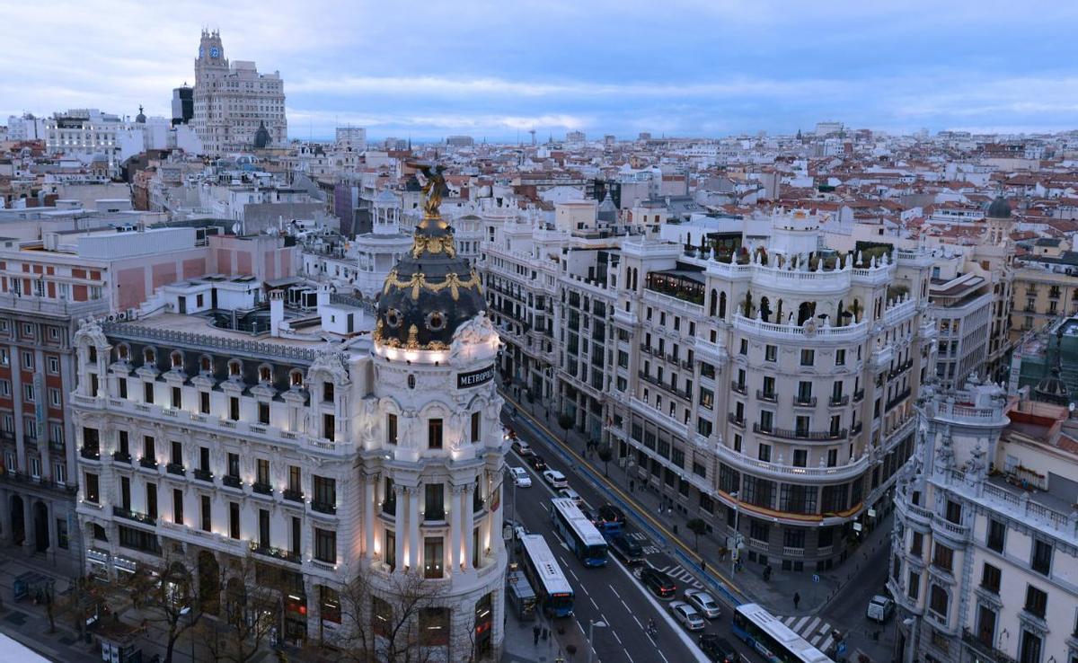 Edificio metropoli y la Gran Vía desde el Círculo de Bellas Artes.