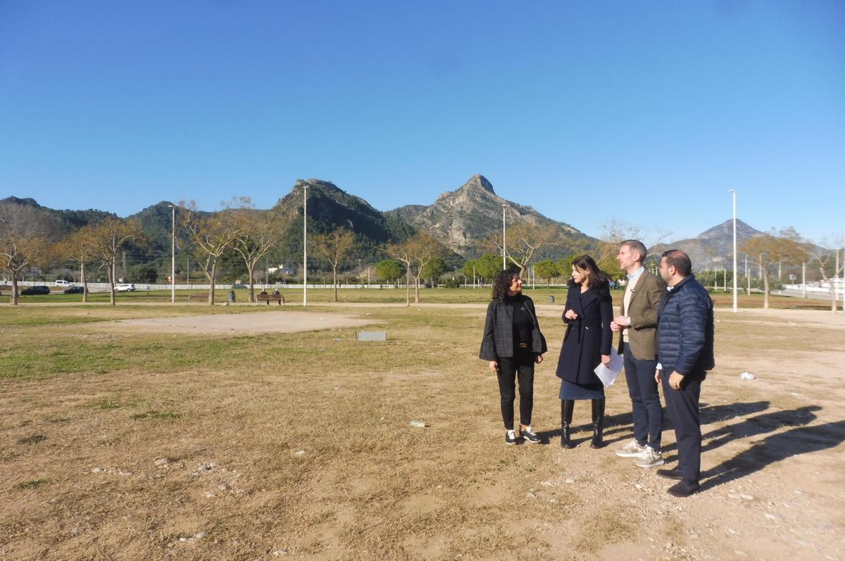 La directora general con Mar Beltrán, Víctor Soler y David Ronda en la parcela prevista para el centro, ayer.