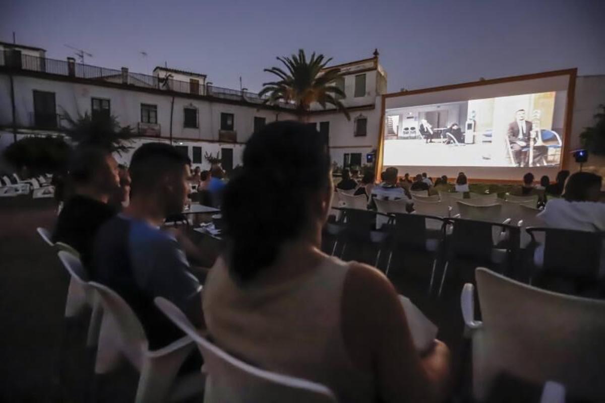 Espectadores disfrutan de una película en el Coliseo San Andrés.