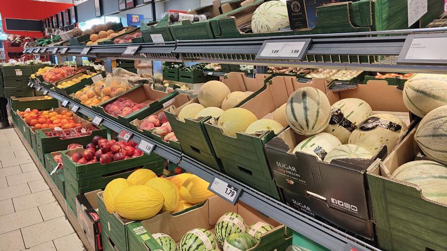 Estante de frutas de un establecimiento de la cadena de supermercados.