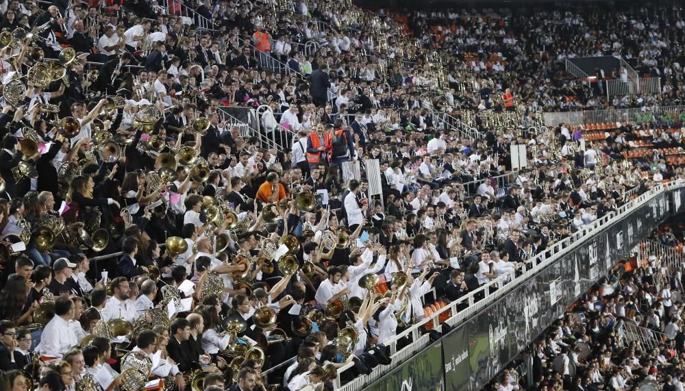 Las bandas de música llenan Mestalla, búscate en la galería