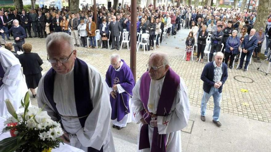 Un instante de la eucaristía celebrada ayer en Carral en memoria de las víctimas del rally. // Víctor Echave