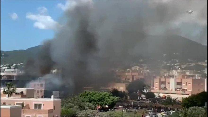 Un fallecido y tres heridos graves en el incendio de un edificio okupado en Ibiza