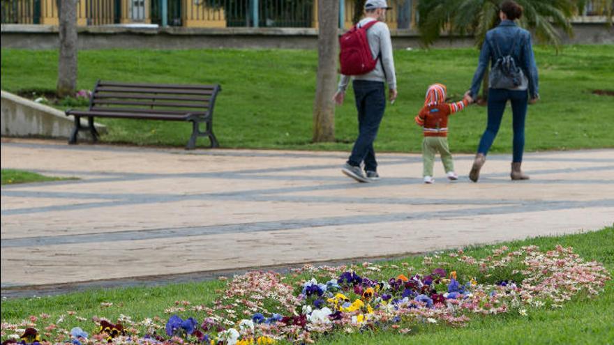 Una familia pasea en un parque capitalino con la llegada de la primavera.