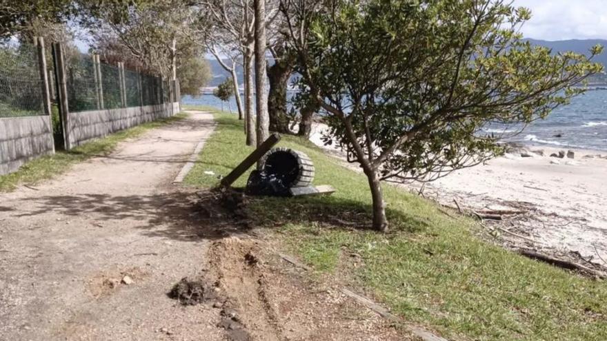 Un vehículo provoca daños en la senda peatonal de O Laño