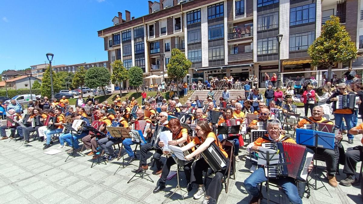 Así sonaron un centenar de acordeones en el Parque Cuno Corquera de Llanera