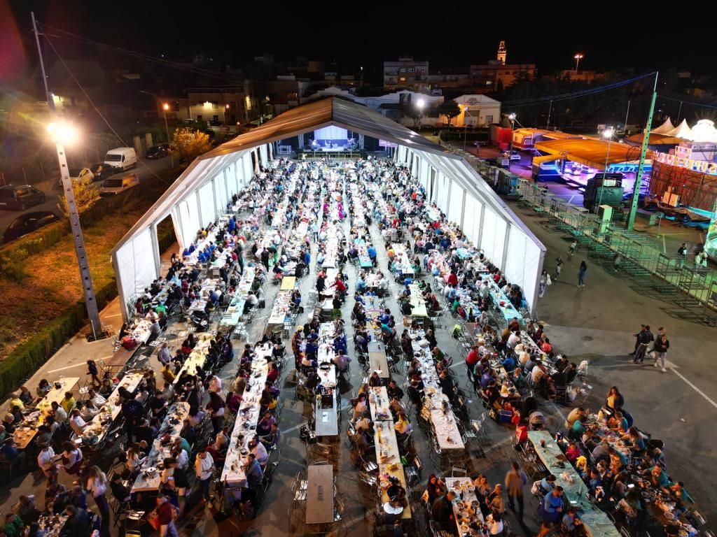 Panorámica aérea en dron del llenazo en la carpa.