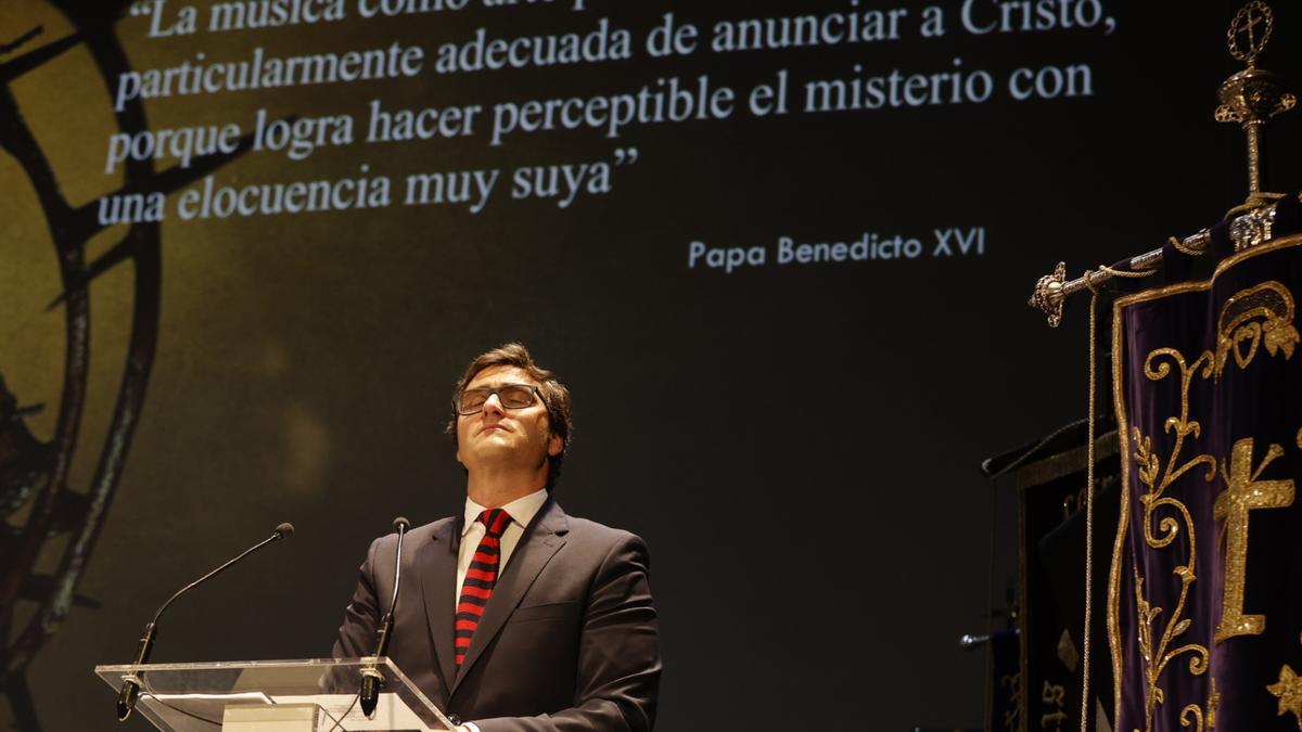 Prólogo de la Pasión. A nueve días del inicio de las procesiones, el Gran Teatro se ha empapado este jueves del sentimiento cofrade con el pregón de Jorge Suárez.